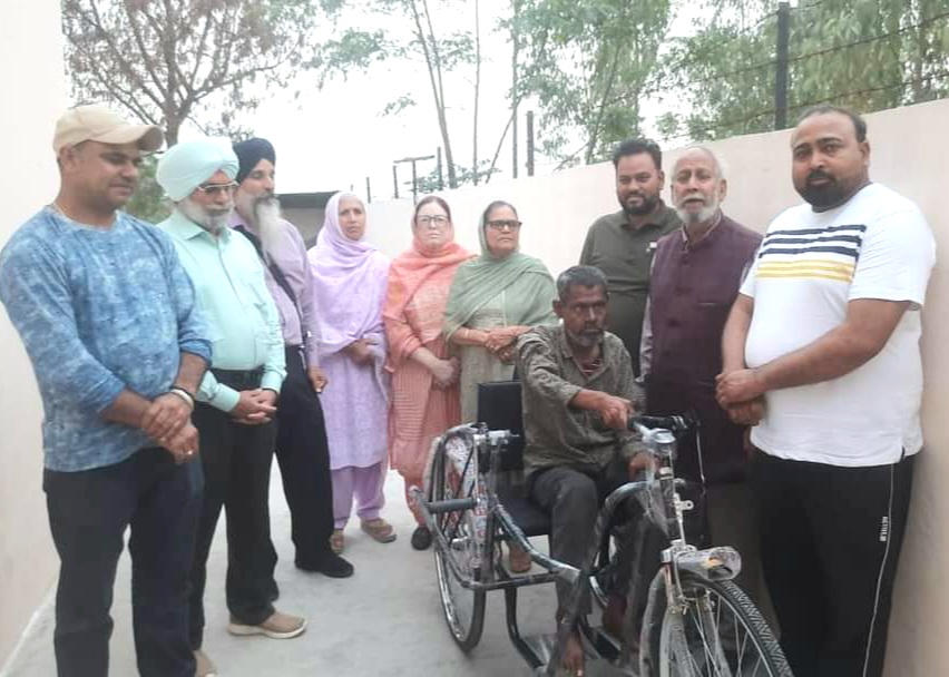 ਸ਼ਹੀਦ ਭਗਤ ਸਿੰਘ ਚੈਰੀਟੇਬਲ ਟਰੱਸਟ ਗੜ੍ਹਸ਼ੰਕਰ ਵਲੋਂ ਲੋੜਵੰਦ ਨੂੰ ਟ੍ਰਾਈਸਾਈਕਲ ਭੇਂਟ ਕੀਤੀ